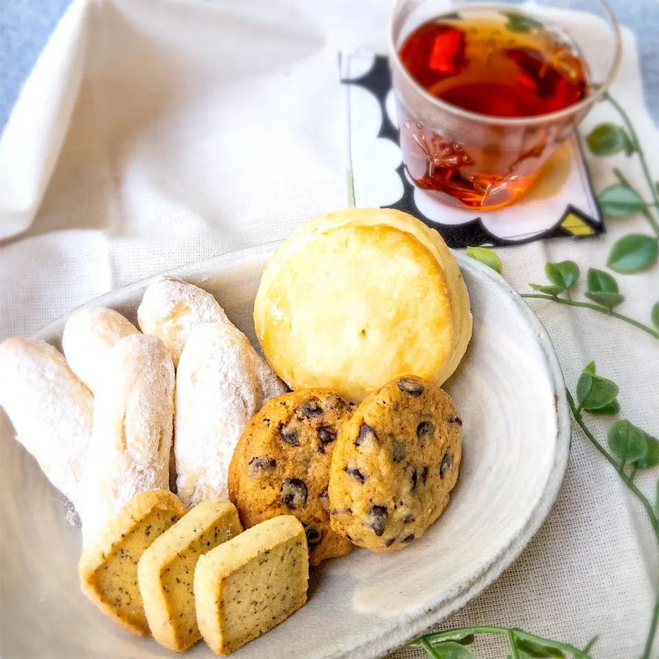 おやつにクッキーとビスケット☕️🍪|hari-co ＊ はりこさん