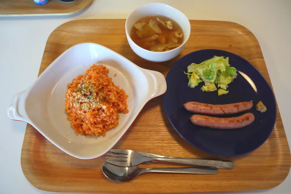 今日の昼食 トマトジュースのリゾット、キャベツと鶏むね肉のスープ、ソーセージ|pinknari🐰🌈さん