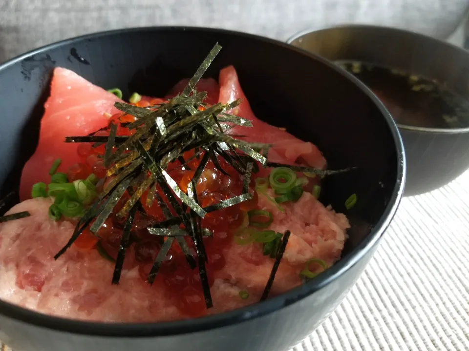 マグロ、ネギトロ、いくらのっけ丼
在宅22日目|しあるさん