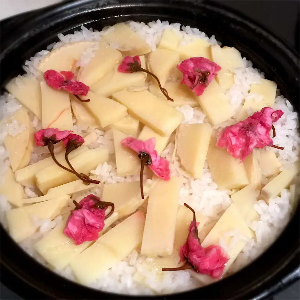 土鍋で春の炊き込みご飯🍚|べべべさん