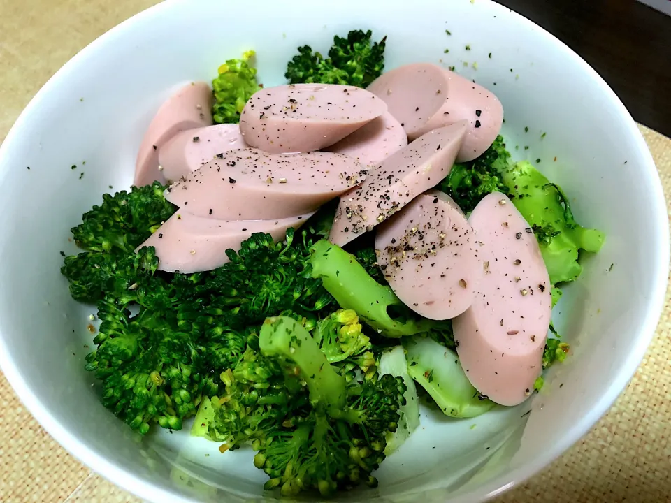 Snapdishの料理写真:Broccoli with fish sausage salad|Paylaさん