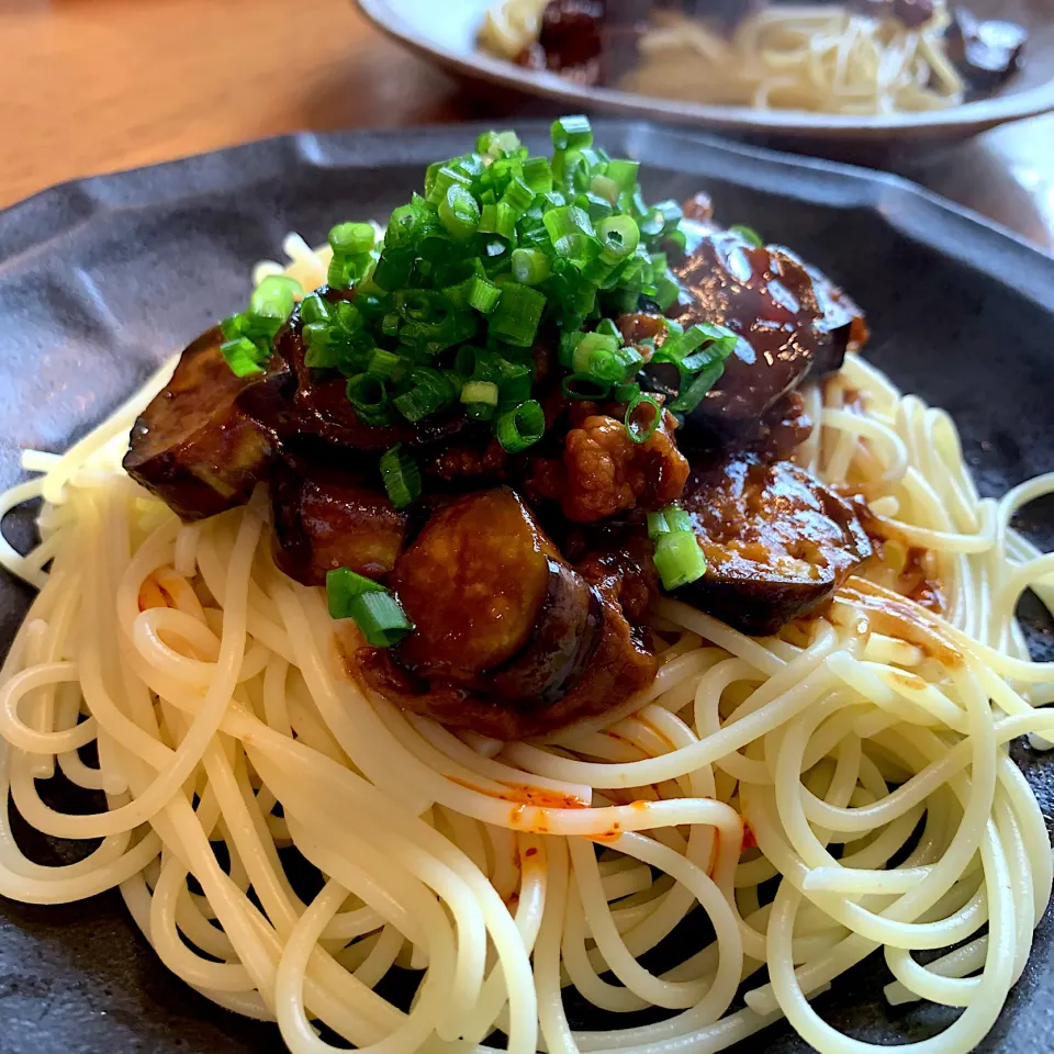 Snapdishの料理写真:茄子と豚肉の甘辛味噌パスタ🍆油を吸った茄子と豚肉🐷ネギとラー油をかけていただきます🙏|いちごさん