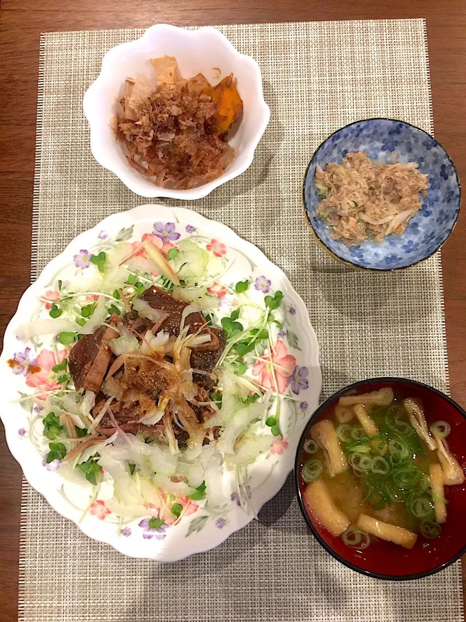 鰹のごまソースあえ、かぼちゃのバター醤油あえ、さつまいもと油揚げの味噌汁|浜@ちゃんさん