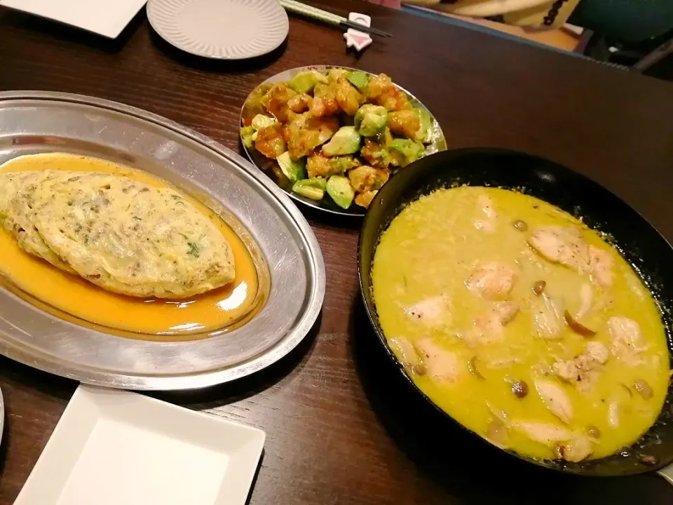 Snapdishの料理写真:○グリーンカレー○タイ風オムレツ○とり天とアボガドのスイートチリソース和え|おぞもじさん