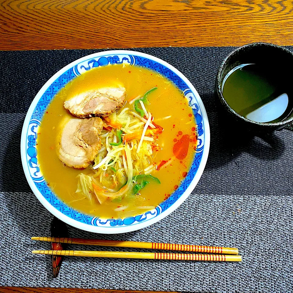 Snapdishの料理写真:醤油豚骨ラーメン|yakinasuさん