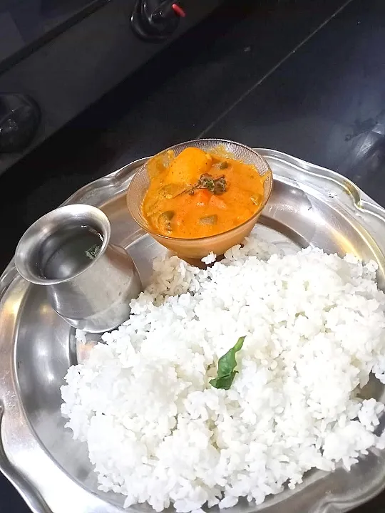 Snapdishの料理写真:vegetable Jalfarezi with plain rice nicely offered to Lord Krishna 🙏|mycookeryalbumさん