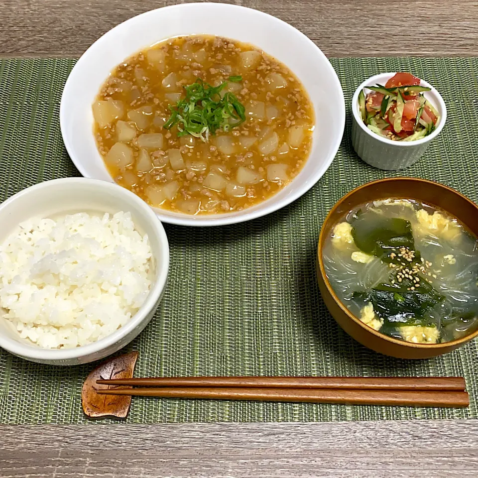 Snapdishの料理写真:ご飯 大根の麻婆煮 卵とわかめの春雨スープ きゅうりとトマトの中華風サラダ|m iさん