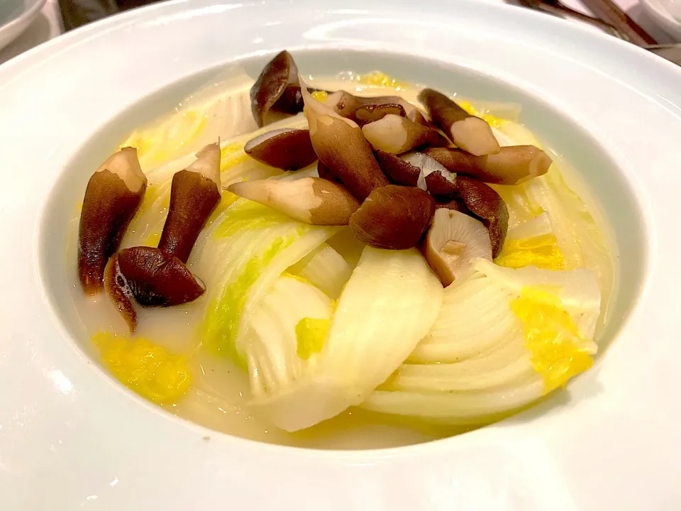 Poached cabbage in broth, termite mushrooms|skyblueさん