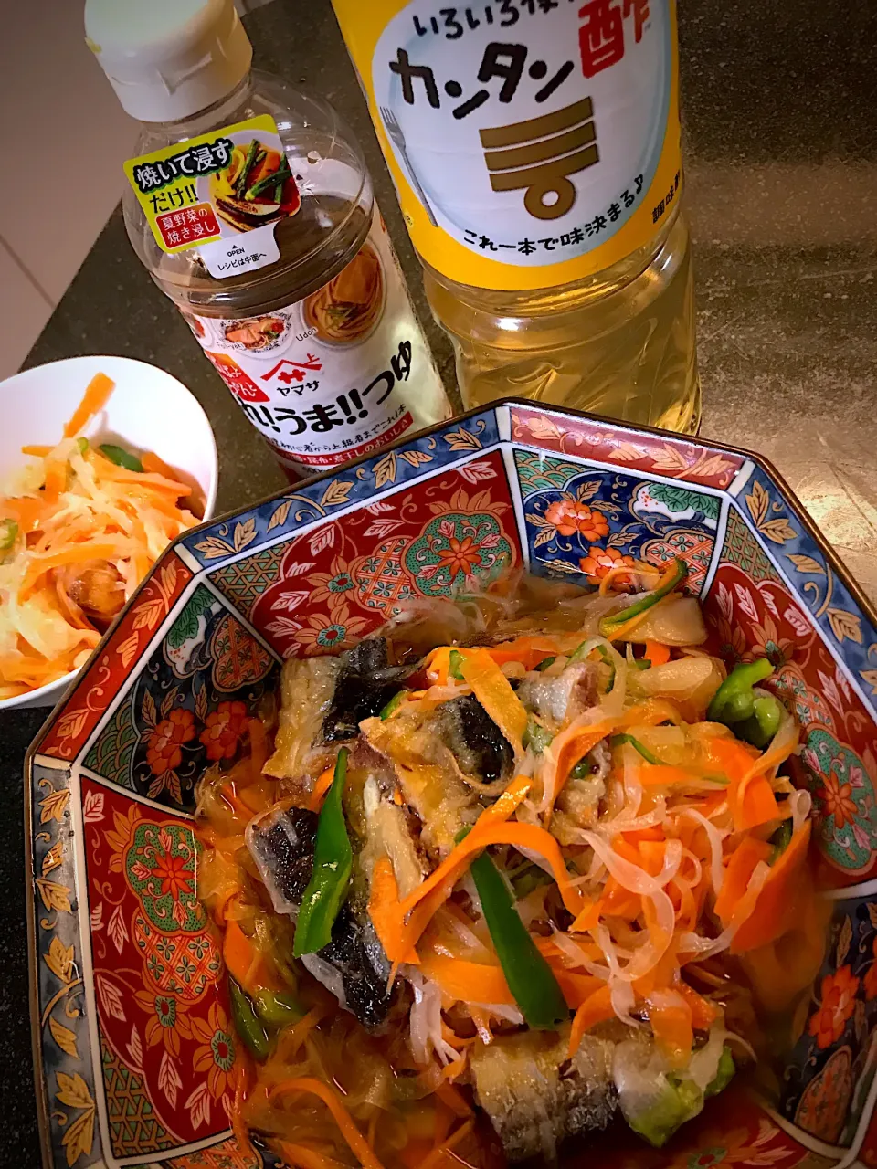 Snapdishの料理写真:ミツカンカンタン酢とヤマサ醤油のこれうまつゆコラボでサンマの南蛮タレを作る。あっこれ❗️うまつゆ　ミツカンでカンタン　サンマの南蛮漬け|シュトママさん