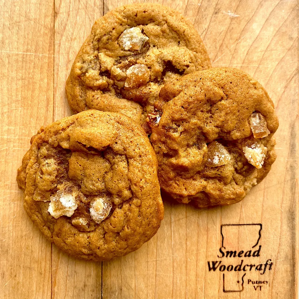 Soft ginger molasses cookies with crystallized ginger and golden raisins.|Dean M Rogersさん