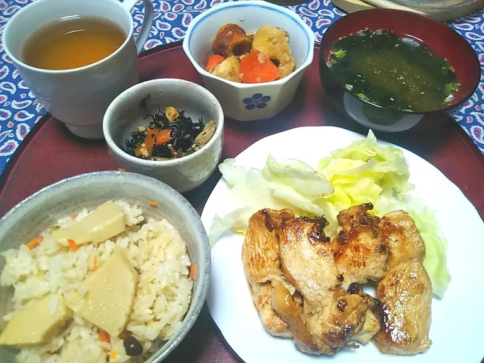 よねばーばの朝ごはん
たけのこご飯
鶏もも肉のステーキ
若芽ととろろ昆布のお汁
ひじきと野菜の煮物
蒟蒻と野菜の煮物|yoneばーばさん