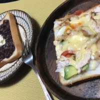 Snapdishの料理写真:サラダチキントースト＆小倉トースト|どりんさん