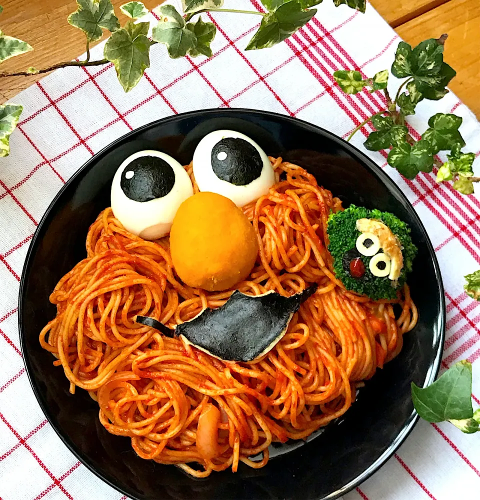 🏠お篭りお家ごはんも楽しくね😊エルモもオスカーも　ニコニコなナポリタン🍝|Hollyさん