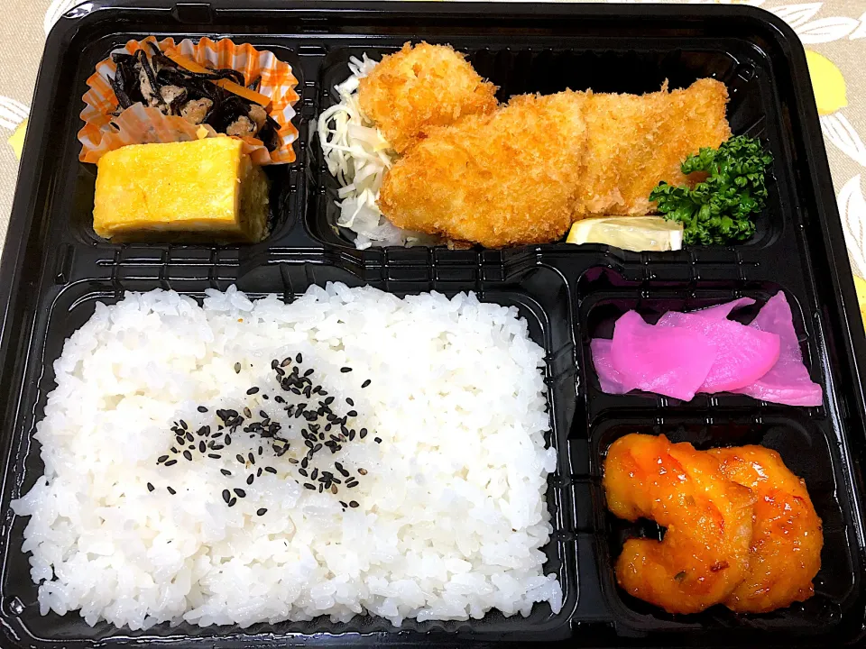 日替わり弁当「鱈フライ弁当」¥500 by象潟　「とりみ」|佐藤まさかつさん