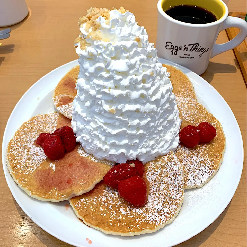 Snapdishの料理写真:ストロベリー、ホイップクリームとマカデミアナッツのパンケーキ|r1990297さん