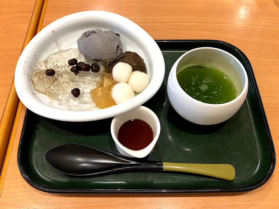 ほうじ茶ソースと黒胡麻アイスのあんみつ|しのぶさん