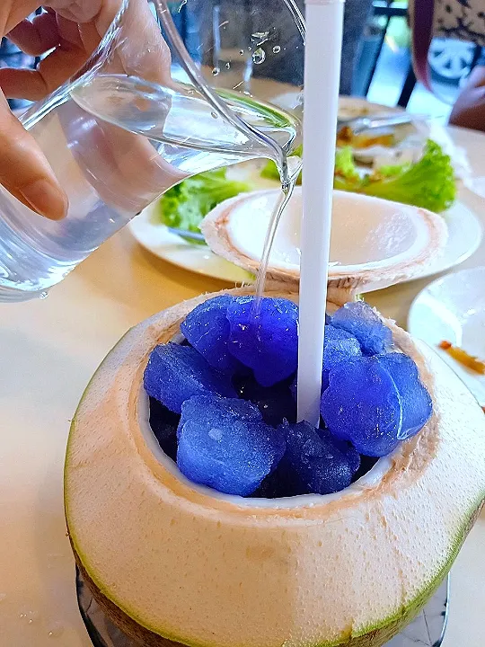 อัญชันมะพร้าวอ่อน coconut  and butterfly pea flowers juice 🦋🥥|👑Rawi🍁Riw👑さん