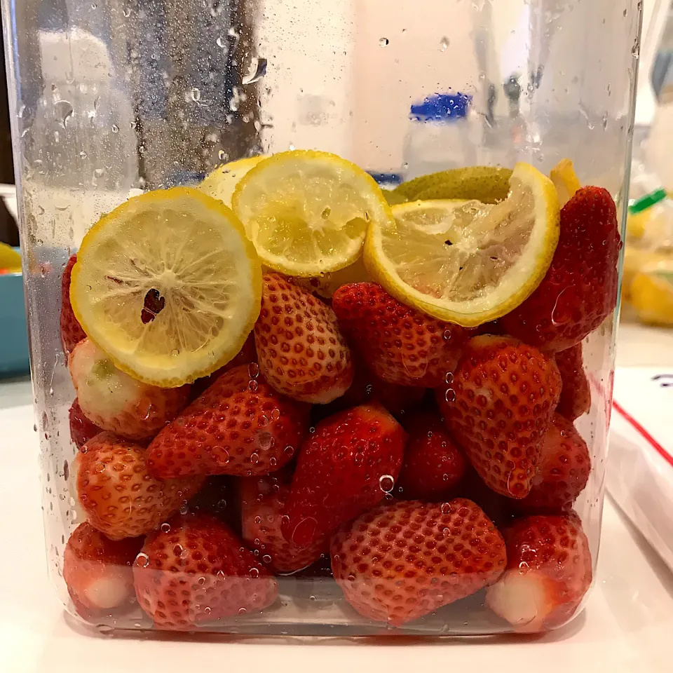 Snapdishの料理写真:ミネラル醗酵ドリンク🥤　今日は　苺🍓レモン🍋キーウィ🥝　進行形|annexさん