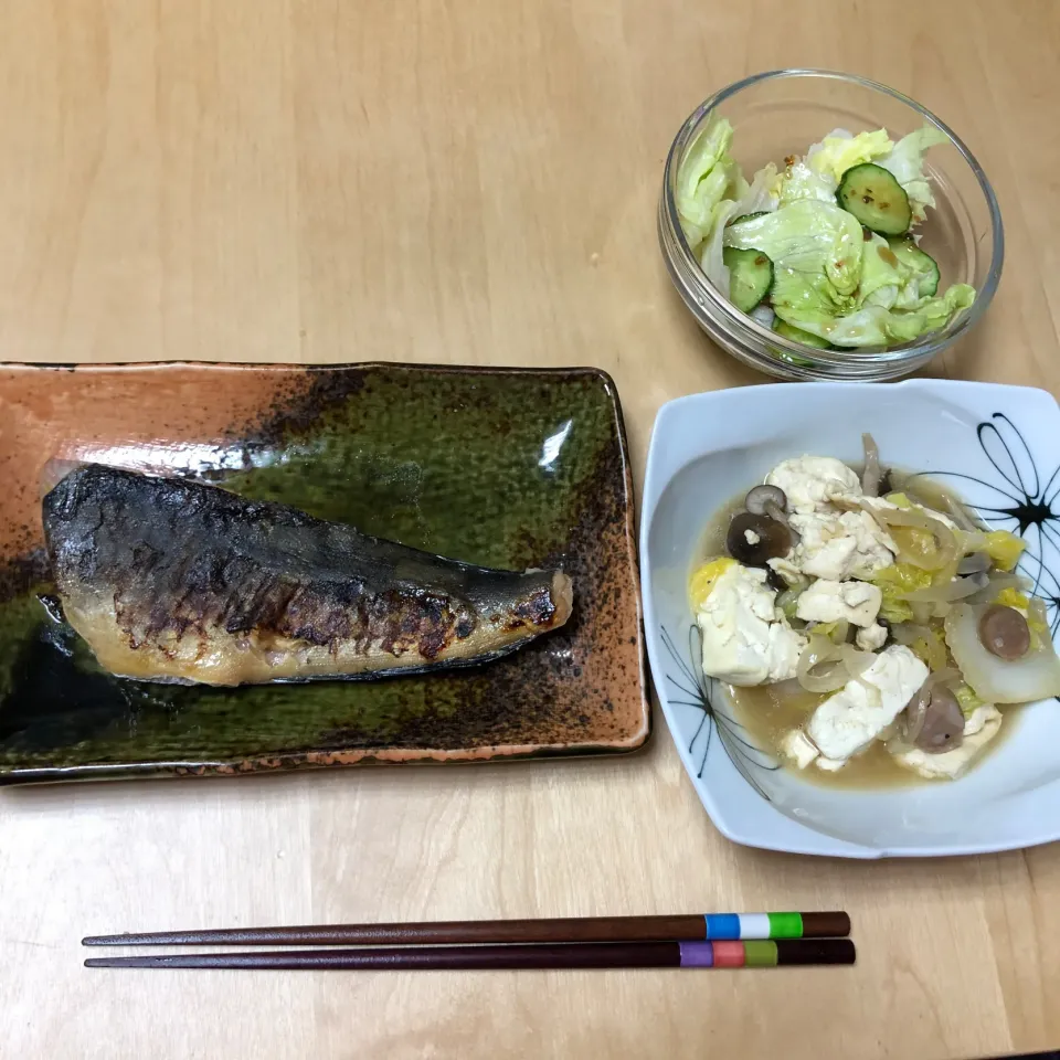 しまほっけのたまり醤油干し、くずし豆腐の野菜炒め、ミニサラダ|Rioさん