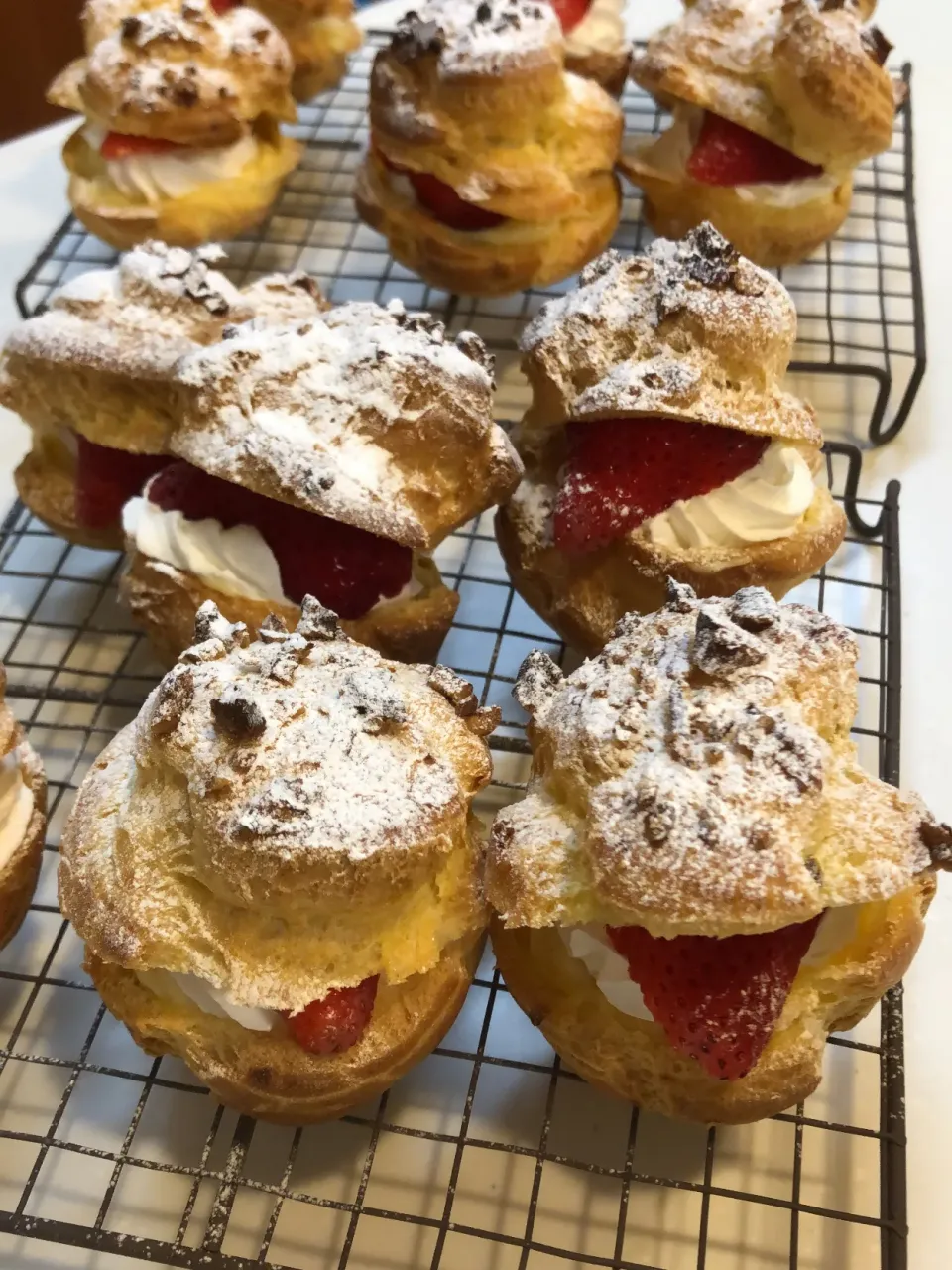 クリームたっぷり🍓あまおうのシュークリーム🧁|しおんさん