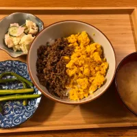 二食丼、春キャベツ味噌汁、ポテトサラダ、アスパラガスのおひたし|もんぺさん