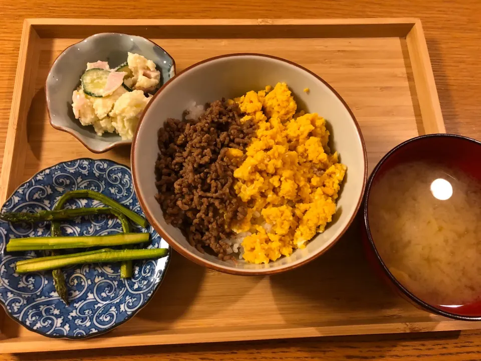 二食丼、春キャベツ味噌汁、ポテトサラダ、アスパラガスのおひたし|もんぺさん