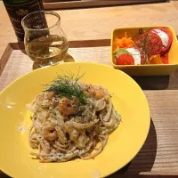 Snapdishの料理写真:セロリとエビのクリームソースパスタ
トマトとモッツァレラチーズアボカドのミルフィーユとスパークリングワイン|こんさん