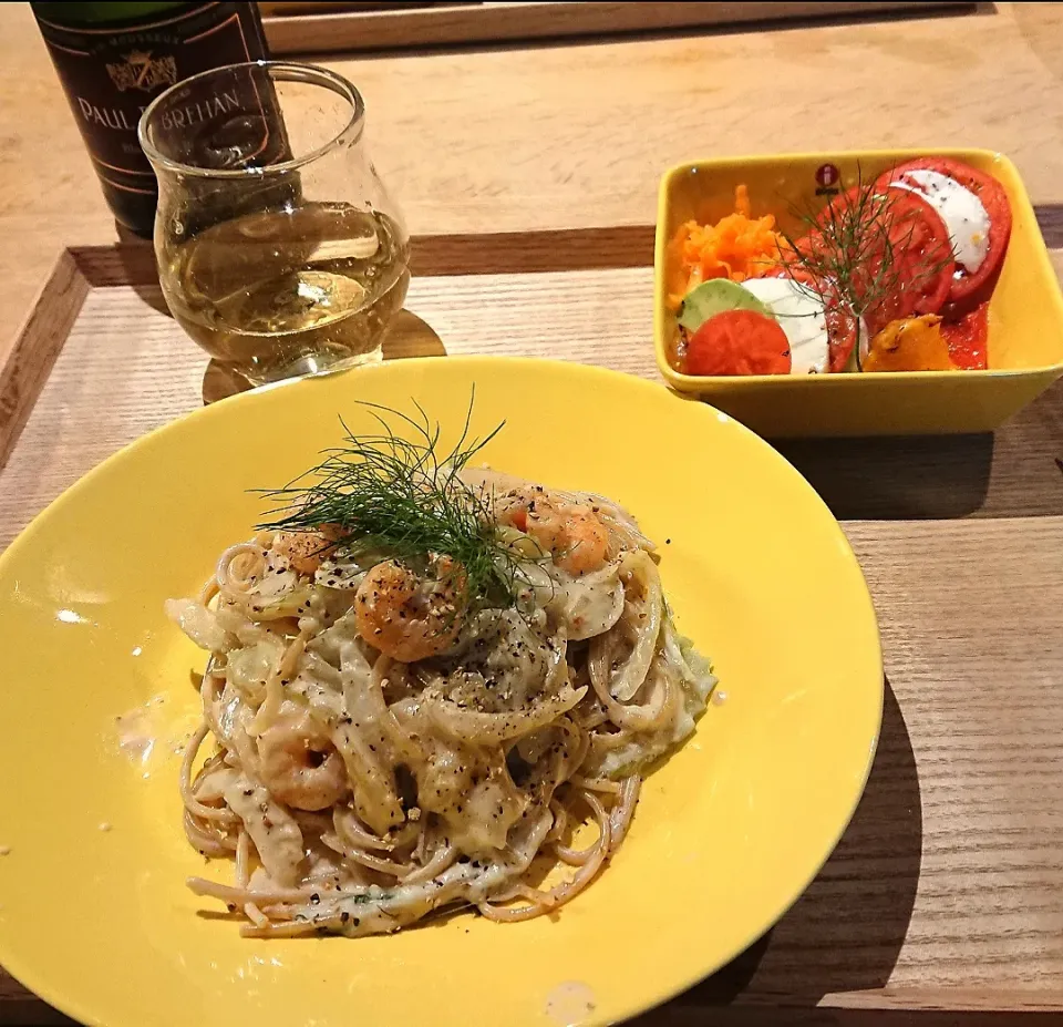 セロリとエビのクリームソースパスタ
トマトとモッツァレラチーズアボカドのミルフィーユとスパークリングワイン|こんさん