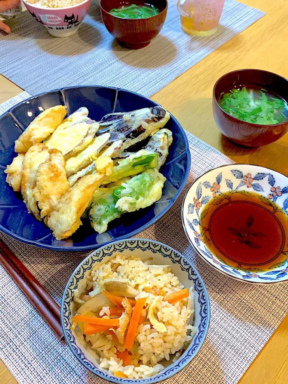 Snapdishの料理写真:天ぷらと鷄ごぼう炊き込みご飯で晩御飯|Mikaさん