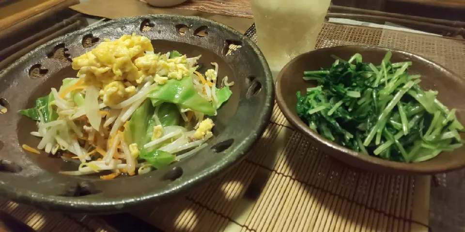 Snapdishの料理写真:けろよんさんの🐸水菜わさび漬けがメインなおつまみ♪ハイボールで！野菜炒め添え♪|miyuki🌱さん