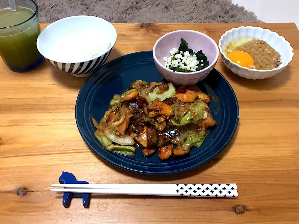 Snapdishの料理写真:鮭とキャベツのめんつゆマヨ炒め|saknさん