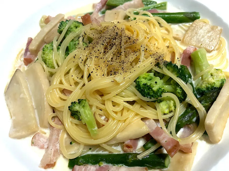 Snapdishの料理写真:アスパラベーコンのクリームパスタ|♡あき♡さん