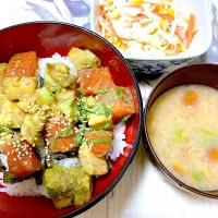 サーモンとアボカド丼|ぴいさん