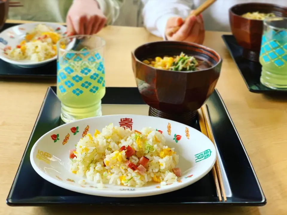 Snapdishの料理写真:お昼ご飯は　　　　　　　　　　　　　　　　サッポロ一番味噌ラーメンと残りご飯で炒飯|sai_._ka.1110さん