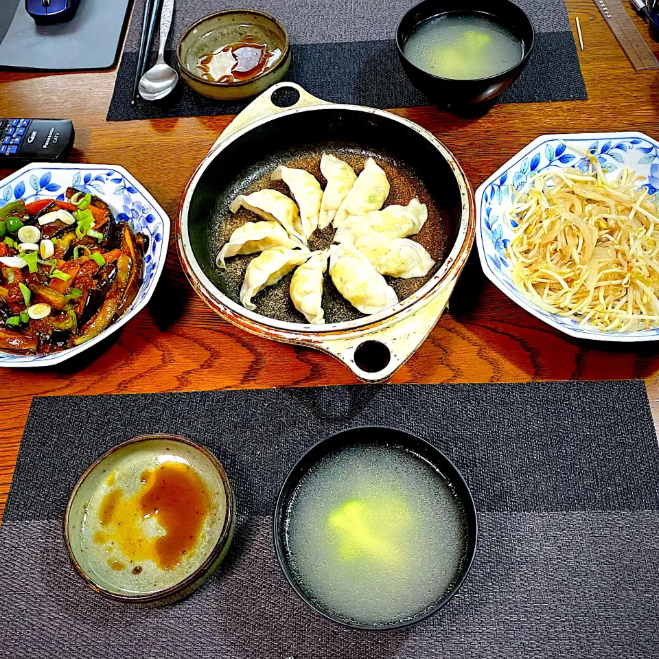 Snapdishの料理写真:麻婆茄子、餃子、もやし炒め、中華スープ、|yakinasuさん