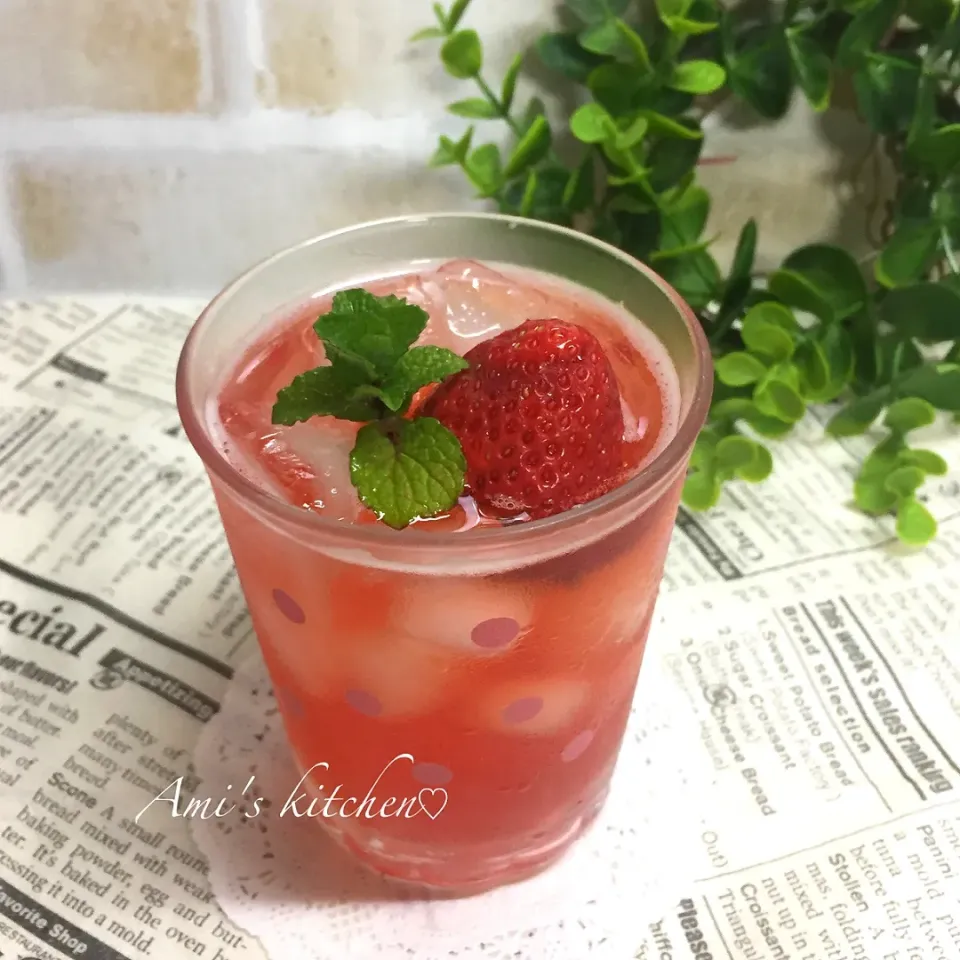 Snapdishの料理写真:ストロベリースカッシュ😊🍓🥤|あみさん