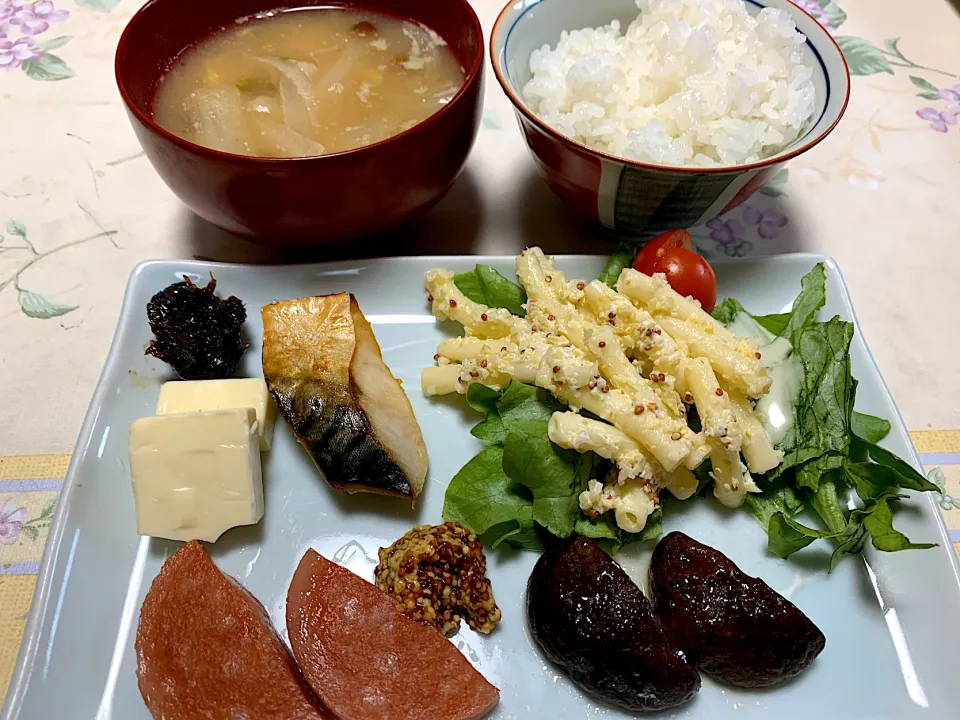 朝ごはん、マカロニサラダ、鯖椎茸ソーセージ|Isimura Hidekiさん