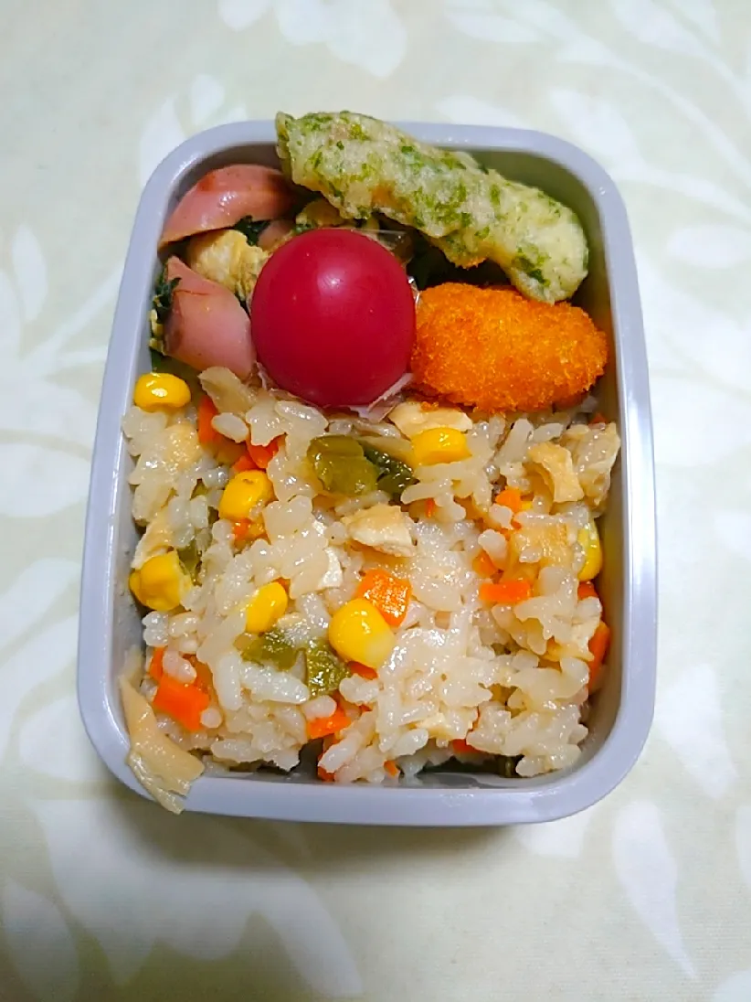 Snapdishの料理写真:今日のお弁当
仕事は時短で早く終わるので、お弁当は幼稚園並みの大きさ。

昨日の炊き込みご飯入れました。|🍒ふみりん🍒さん