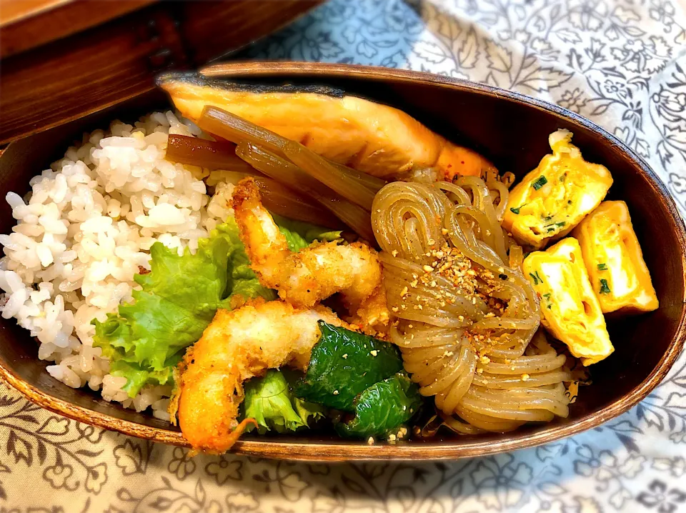 サラ弁　　　　　　　　　　　　　　　　　海老フライ　糸蒟蒻炒り煮　塩鮭　　　　　ネギ入り卵焼き|じゅんさんさん