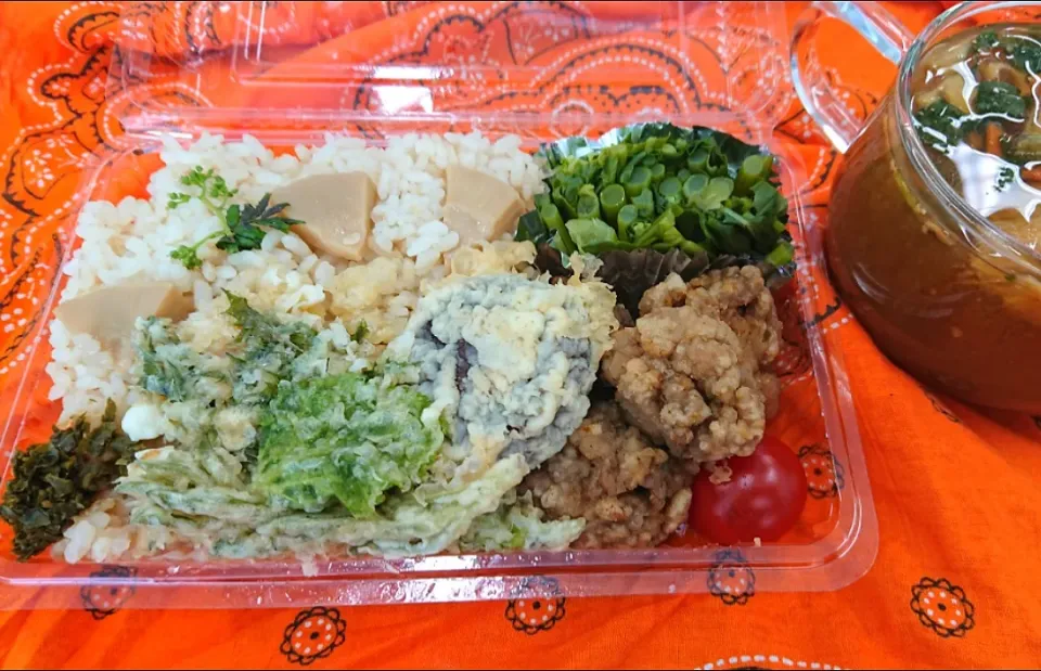 Snapdishの料理写真:タケノコご飯&野草の天ぷら弁当|りょーさん