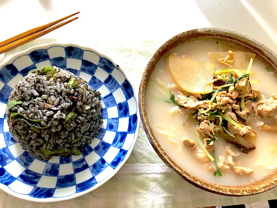 Snapdishの料理写真:とんこつラーメン(野菜炒めトッピング)、いろいろ具のチャーハン|KKOさん