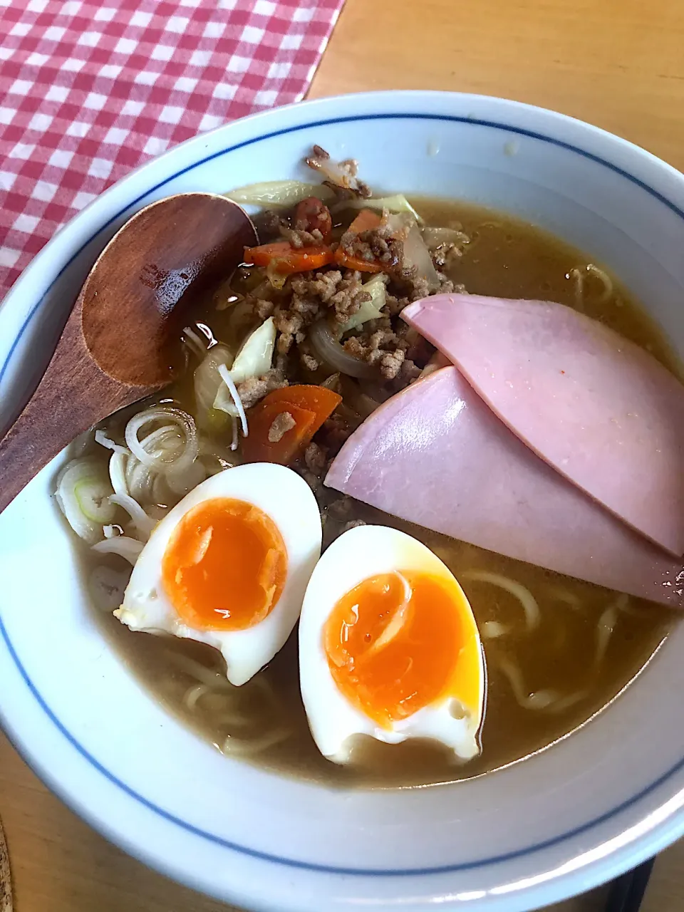 Snapdishの料理写真:お昼は煮卵のっけのインスタントラーメン💦|Kumiko Kimuraさん