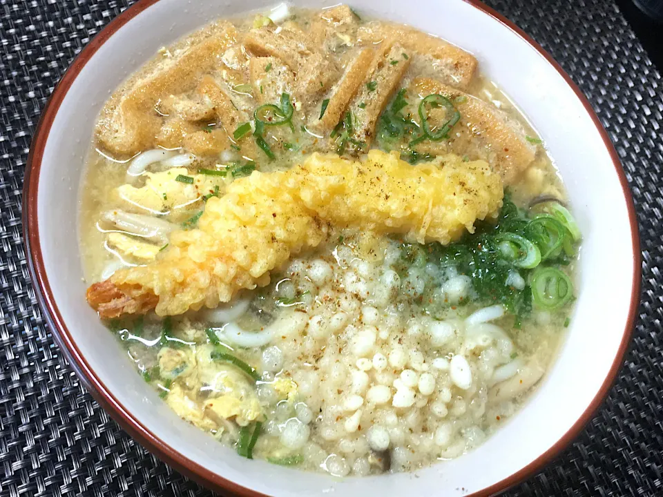 牛卵とじ海老天うどん|すくらんぶるえっぐさん