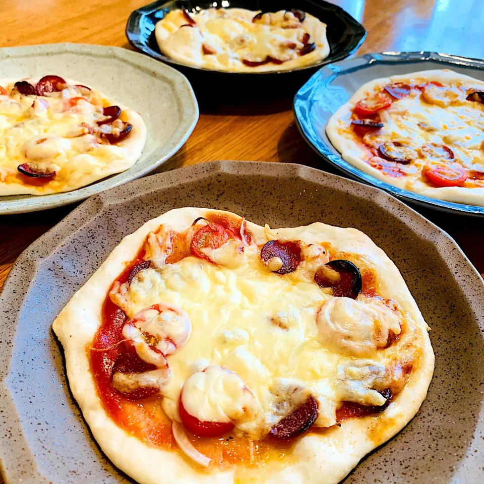 お昼ごはんに焼きたて手作りピザ🍕サラミピザ|いちごさん