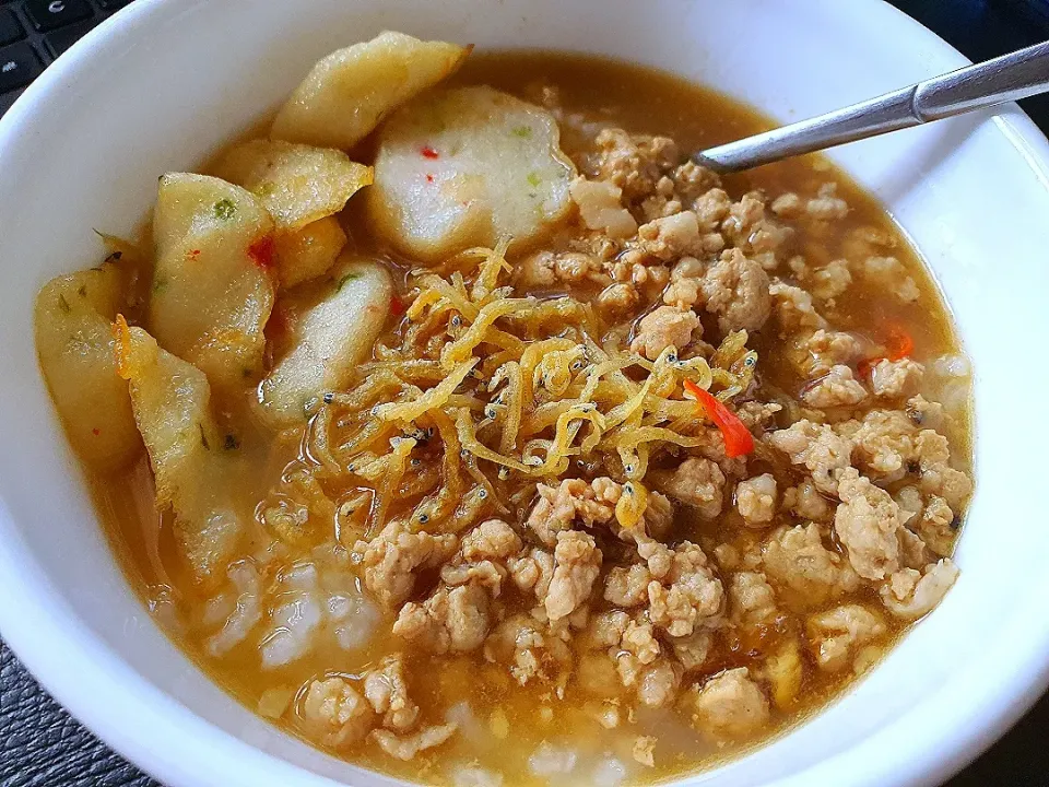 StayHomeLunch: Plain porridge with fried silver fish, spicy fish cakes, spicy minced pork 😁😋|🌷lynnlicious🌷さん