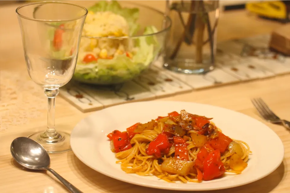 スイートペッパーとアンチョビパスタ、亜麻仁油のポテサラ|もちあざらしさん