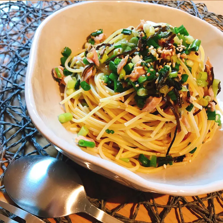 Snapdishの料理写真:塩昆布と小葱のパスタ🍝|まるのひとの母ちゃん。さん