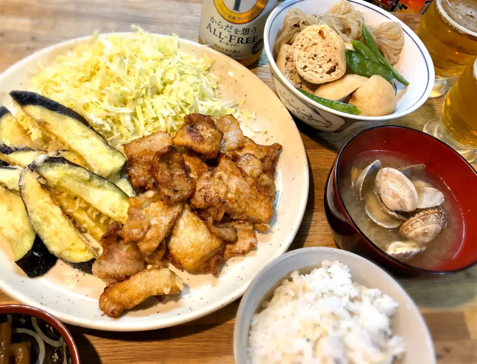 Snapdishの料理写真:豚ロース肉の味付けフライでノンアルの日　　あさり汁　がんもどき煮物|じゅんさんさん