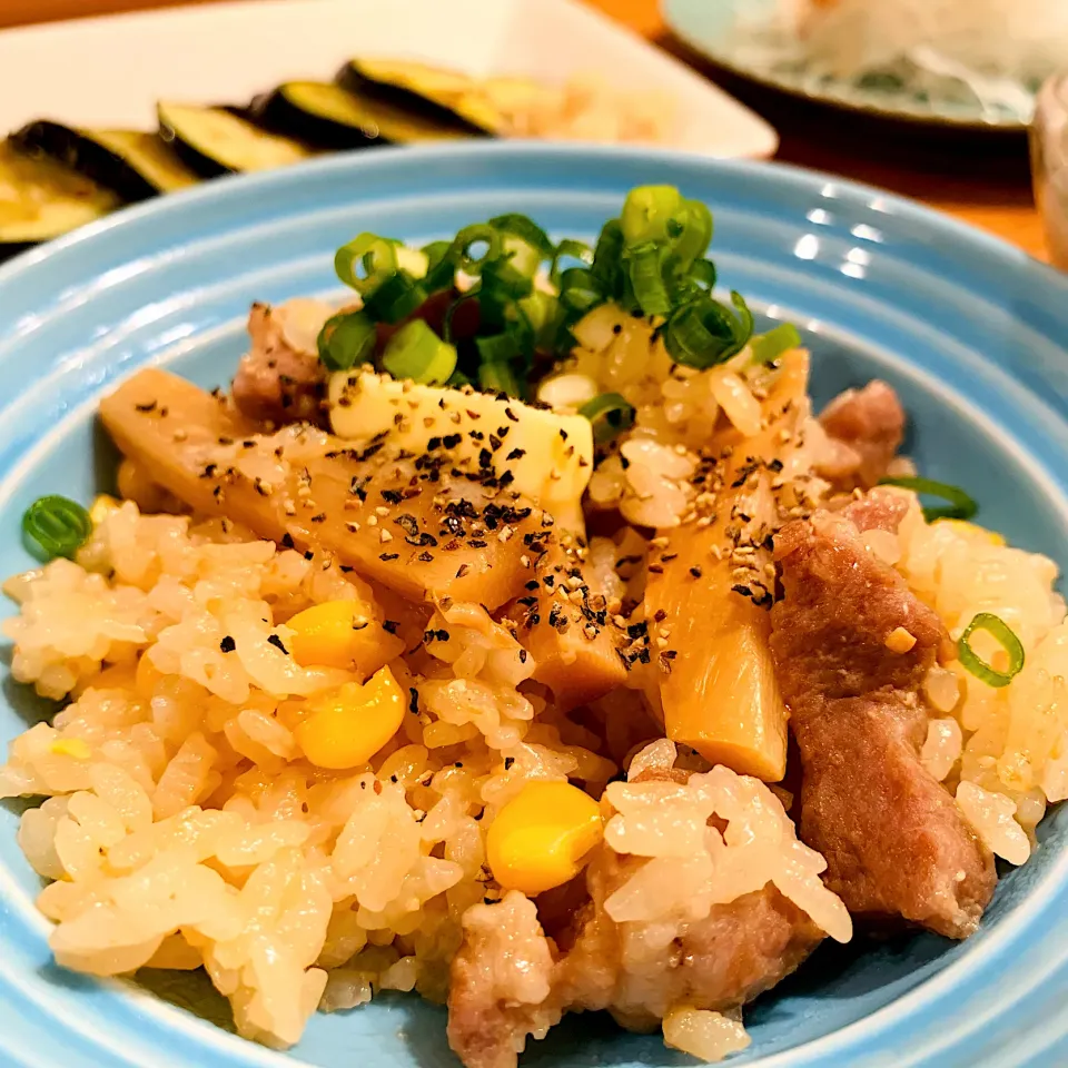 味噌ラーメン風炊き込みご飯🍜豚バラ、コーン、メンマ入れて炊き込み🍚仕上げはネギとバターに粗挽き胡椒|いちごさん