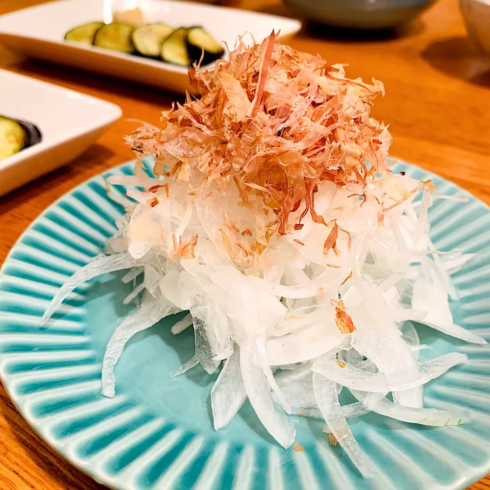 Snapdishの料理写真:オニオンスライス🧅おかかにお醤油で食べましょう|いちごさん